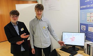 Simon Rulle (l.) und Arthur Achilles präsentieren eine der Auswertungen ihres Projekts – die Vernetzung der Poster antisemitischer Nachrichten auf einer Europa-Karte. - Moritz Jülich