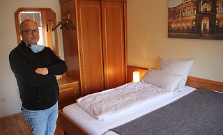 Tobias Brinkmeier betreibt das Hotel Handelshof in der Bünder Innenstadt. - Florian Weyand