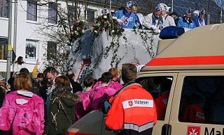 Zahlreiche Sicherheitskräfte und Organisatoren sind beim Scharmeder Karnevalsumzug im Einsatz. - Christian Schweppe