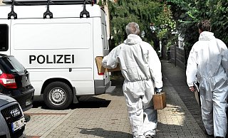 Beamte der Mordkommission und von der Kriminaltechnik nahmen am Nachmittag den Tatort in Augenschein. - Symbolfoto: Barbara Franke