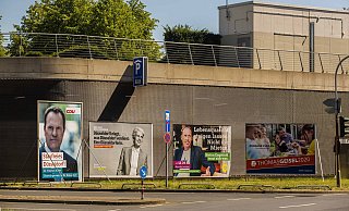 Symbolbild: Überall in NRW hängen Wahlplakate - wie hier in Düsseldorf. In Rheine hängt ein besonders skurriles Exemplar. - picture alliance / Goldmann