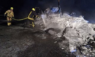 Das Wohnmobil wurde am Sonntagmorgne durch das Feuer komplett zerstört. - Feuerwehr Paderborn