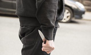 Ein Mann wurde bei der Attacke auf der Michaeliskirmes vor zwei Jahren durch ein Messer verletzt.  - Symbolfoto/picture alliance