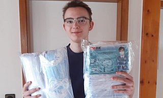 Überraschungspaket: Tarek mit den Atemschutzmasken aus Changzhou in China. - privat