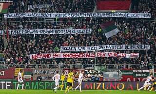 Die Augsburger Fans üben auf Spruchbändern Kritik am Weg der Vereinsführung mit Sandro Wagner. - David Inderlied/Kirchner-Media/dpa