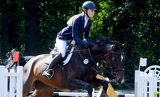 Kreismeisterin: Dana Kristkowitz aus Schloß Holte siegte bei den Junioren auf der Stute Enare. - Markus Schumacher