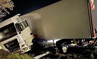 Auf der Bundesstraße 241 bei Borgentreich-Lütgeneder musste ein Lkw aus dem Straßengraben geborgen werden. - Feuerwehr Borgentreich