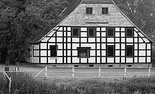 Der Reiterhof in Enger ist 1985 zum Schauplatz eines gnadenlosen Verbrechens geworden. - Frank-Michael Kiel-Steinkamp (Archivfoto)