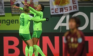 Wolfsburgs Sveindis Jonsdottir (r) jubelt mit Sarai Linder nach ihrem Tor zum 5:1. - Swen Pförtner/dpa