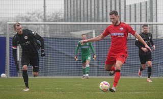 Dennis Srbeny (r.), hier gegen Kassels Kapitän Frederic Brill, brachte den SC Paderborn nach knapp einer Stunde mit 1:0 in Führung. - SC Paderborn 07/Kim Liebeck