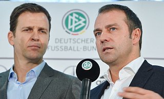 Bald wieder vereint beim DFB? Bundestrainer-Wunschkandidat Hansi Flick (r) und Nationalmannschafts-Direktor Oliver Bierhoff. - Foto: picture alliance / Arne Dedert/dpa