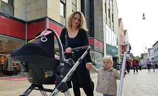 Shoppen in Lübbecke ist attraktiv. Das findet auch Ann-Kathrin Gubela aus Pr. Oldendorf, die mit ihren Töchtern Minel (2) und Madlen (zehn Wochen, im Kinderwagen), einen Bummel durch die Lange Straße macht. - Heike von Schulz