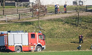 Durch das schnelle Eingreifen konnte die Feuerwehr in Bielefeld-Vilsendorf Schlimmeres verhindern. Das Feuer war in einer Senke ausgebrochen. - Paul Brinkmann
