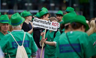 Krankenhausmitarbeiter demonstrieren auf dem Washingtonplatz in Berlin. - Joerg Carstensen/dpa
