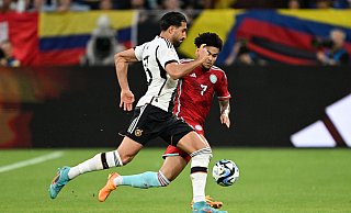 Nationalspieler Emre Can (l) wünscht sich eine Viererkette. - Federico Gambarini/dpa