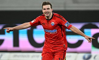 So jubelte Robert Leipertz am 27. Januar 2023 über seinen 1:0-Last-Minute-Treffer in Karlsruhe, der dem SC Paderborn einen Sieg zum Rückrunden-Auftakt bescherte. - picture alliance/dpa