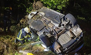 Mindestens einmal hat sich der BMW auf der Paderborner Straße in Bielefeld-Sennestadt überschlagen. - Mike-Dennis Müller