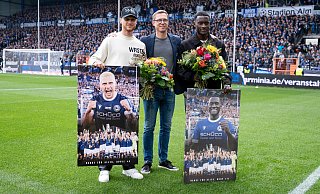 Louis Oppie (l.) verließ den DSC Arminia in Richtung Bundesliga zum FC St. Pauli, Merveille Biankadi schloss sich dem Drittligisten FC Energie Cottbus an. In der Mitte: DSC-Sport-Geschäftsführer Michael Mutzel. - KROEGER/RHR-FOTO