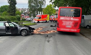 Bei einem Verkehrsunfall mit einem Linienbus auf der Paderborner Straße wurden zwei Personen im beteiligten Pkw leicht verletzt. - Feuerwehr Borchen
