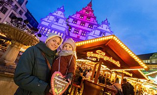Christina Bendig und ihre zweijährige Tochter Elfine waren bei der Eröffnung des Weihnachtsmarktes dabei. Foto: Niklas Tüns - Niklas Tüns