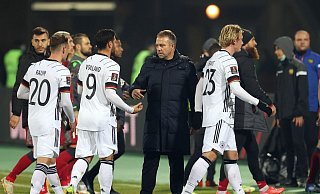 Sieben Spiele, sieben Siege: Die Bilanz von Hansi Flick (M) als Cheftrainer beim DFB bleibt makellos. - Foto: Christian Charisius/dpa