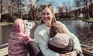 Bei Fotos von ihren Töchtern ist Influencerin und Autorin Tina Ruthe zurückhaltend. Deshalb schauen die beiden auf diesem Bild nicht in die Kamera. - privat