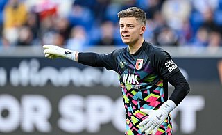 Deutschland oder England? Augsburgs Keeper Dahmen lässt eine Entscheidung offen. - Uwe Anspach/dpa