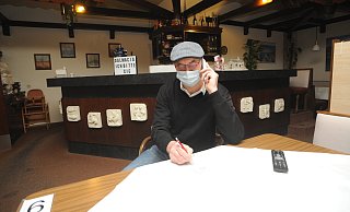 Zdenko Maros ist in Espelkamp bekannt wie der sprichwörtliche bunte Hund. Die Kunden würden ihm fehlen. Ihre Wünsche kann er derzeit nur auf einem Block notieren und zum Mitnehmen zubereiten. - Joern Spreen-Ledebur