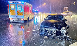 Zwei Autos stießen auf der Kreuzung Heinz-Nixdorf-Ring/Wilhelmshöhe zusammen. - Ralph Meyer