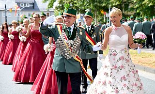 Sommerlich: König Theo Joachim und seine Frau Alexa beim festlichen Umzug durch Elsen - Ralf Meier