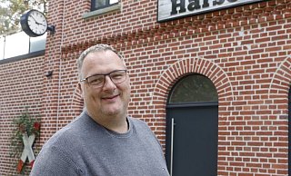 Andreas Hanhart, Bürgermeisterkandidat der FDP, stellt sich vor seinem Wohnhaus, dem alten Bahnhofsgebäude von Harsewinkel, den Fragen. - Burkhard Hoeltzenbein