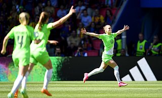 Ewa Pajor (r) erzielte beim deutlichen Wolfsburger Sieg in Nürnberg vier Tore. - Swen Pförtner/dpa/Archivbild