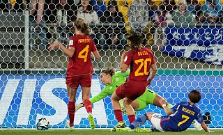 Japans Hinata Miyazawa (r) erzielt das erste Tor ihrer Mannschaft. - John Cowpland/AP/dpa