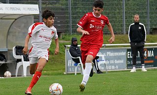 Guter Vorlagengeber: Theesens Amin Lamdaghri (l.) hätte gegen die Hammer SpVg. fast ein Tor vorbereitet. Foto: Peter Unger - Peter Unger