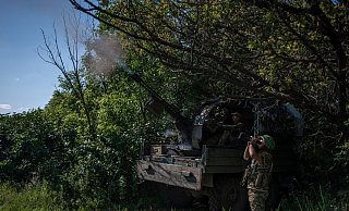 Ukrainische Soldaten schießen an der Front nahe Bachmut auf ein russisches Luftziel. - Iryna Rybakova/AP/dpa