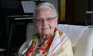 Viele Erinnerungen: Zeitzeugin Elisabeth Schwerdt ist heute 94 Jahre alt und wohnte zur Zeit der Räumung im Haus Am Kurpark 1. Das musste sie mit Schwager und Schwägerin innerhalb kürzester Zeit verlassen. - Fotos (2): Nicole Sielermann