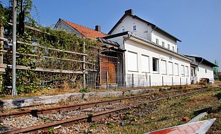 Endhaltepunkt: Am Bahnhof am Verler Markt sollen, geht es nach der TWE, 2023 wieder Personenzüge halten. Das bringt auch Veränderungen für den 2011 noch autofrei geplanten Marktplatz mit sich. - Roland Thöring