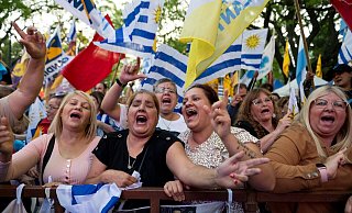 Bei der Stichwahl in Uruguay wird ein knappes Ergebnis erwartet. (Archivbild) - Santiago Mazzarovich/AP/dpa