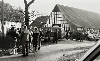 Gleich am Morgen nach dem Verschwinden von Jennifer suchen Hunderte Polizeibeamte und Rettungskräfte nach dem kleinen Mädchen rund um sein Zuhause in Versmold-Peckeloh. - Matthias Foede