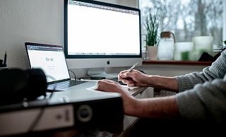Arbeiten im Homeoffice: Ein Balanceakt zwischen Selbstbestimmung und potenzieller Überlastung. - Fabian Strauch/dpa
