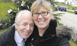 Ein Herz und eine Seele: Leo Rimbl und seine Tochter Katharina Nussbaumer vor dem Pflegeheim in Kürten. Seit dem 1. Dezember lebt er dort, im Januar hatten sich die beiden nach 50 Jahren erstmals wieder getroffen - in Bielefeld. - Privat