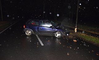 Quer zur Fahrbahn kam das Auto zum Stehen. Fahrbereit war es aber nicht mehr. - Polizei