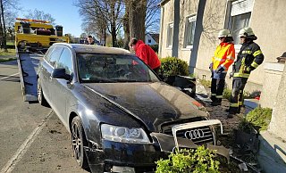 Der Audi kam nach der Kollision an einer Hauswand zum Stehen. - Jan-Henrik Gerdener
