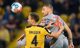 SCP-Startelfdebütant Felix Platte (r.) gewinnt in dieser Szene ein Kopfballduell gegen Dresdens Kapitän Tim Knipping. - picture alliance