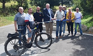 Der erste Bauabschnitt ist geschafft: Bürgermeister Daniel Hartmann und Ovenhausens Ortsausschussvorsitzender Günther Ludwig eröffnen gemeinsam den Abschnitt. (v.l.) Josef Hesse, Carsten Zietz (Geschäftsführer Firma Erdbau Hake), Dennis Schlüter (Firma Erdbau Hake), Bürgermeister Daniel Hartmann, Ortsausschussvorsitzender Günther Ludwig, Bernd Dunsche (Stadt Höxter), Baudezernentin Julia Gogrewe und Hubert Drüke. - Stadt Höxter