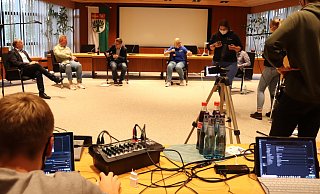 Mit dem Einsatz von Technik wollen die Jugendlichen die Diskussion live übertragen. Das scheitert zwar, dennoch zeichnen sie die 90-minütige Debatte auf. Sie wird als Video zu sehen sein. - Sigurd Gringel