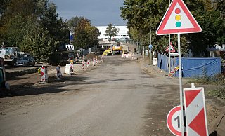Am Scheidkamp ist wegen der Langzeit-Baustelle die Straße aktuell nicht asphaltiert. Das führt immer wieder zur Bildung vieler Huckel und Schlaglöcher. - Felix Eisele