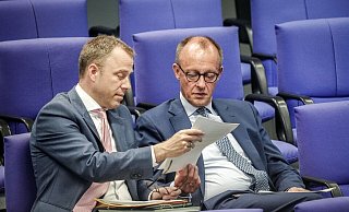 CDU-Generalsekretär Mario Czaja (l) im Gespräch mit Parteichef Friedrich Merz. - Kay Nietfeld/dpa
