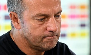 Bundestrainer Hansi Flick spricht nach dem Spiel auf der Pressekonfernz. - Julian Stratenschulte/dpa