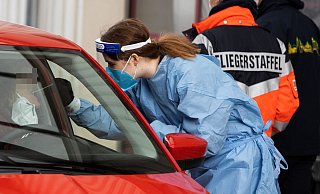 Die Mitarbeiter des Gesundheitsamts wurden bei den kürzlichen Massentestungen an der Feldstraße bereits von Mitarbeitern der Hilfsdienste unterstützt. Für die Kontaktnachverfolgung kommen jetzt noch Kräfte der Bundeswehr hinzu. Foto: Oliver Krato - Oliver Krato